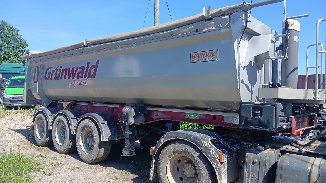 DAF CF ar Grunwald pašizgāzēja puspiekabi