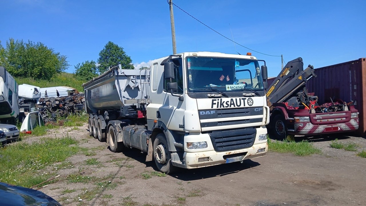 DAF CF ar Grunwald pašizgāzēja puspiekabi